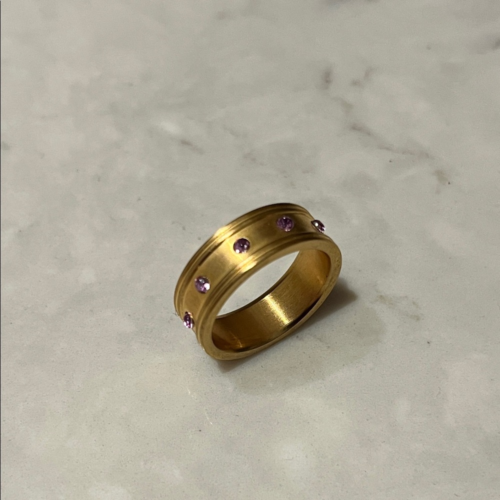Vintage Y2K Gold Tone Ring with Purple Crystal Accents
